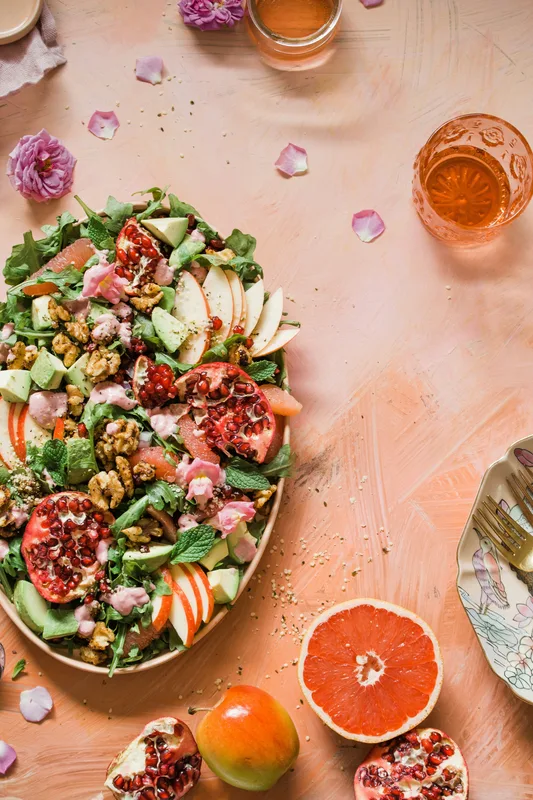 Prato colorido com vegetais representando alimentação equilibrada durante acompanhamento nutricional