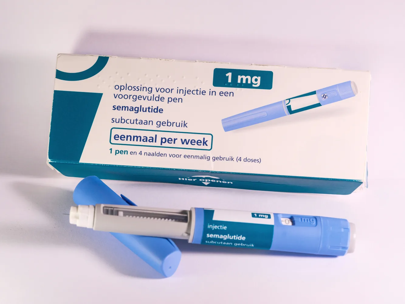 Canetas de aplicação de medicamento sobre mesa representando tratamentos com GLP-1